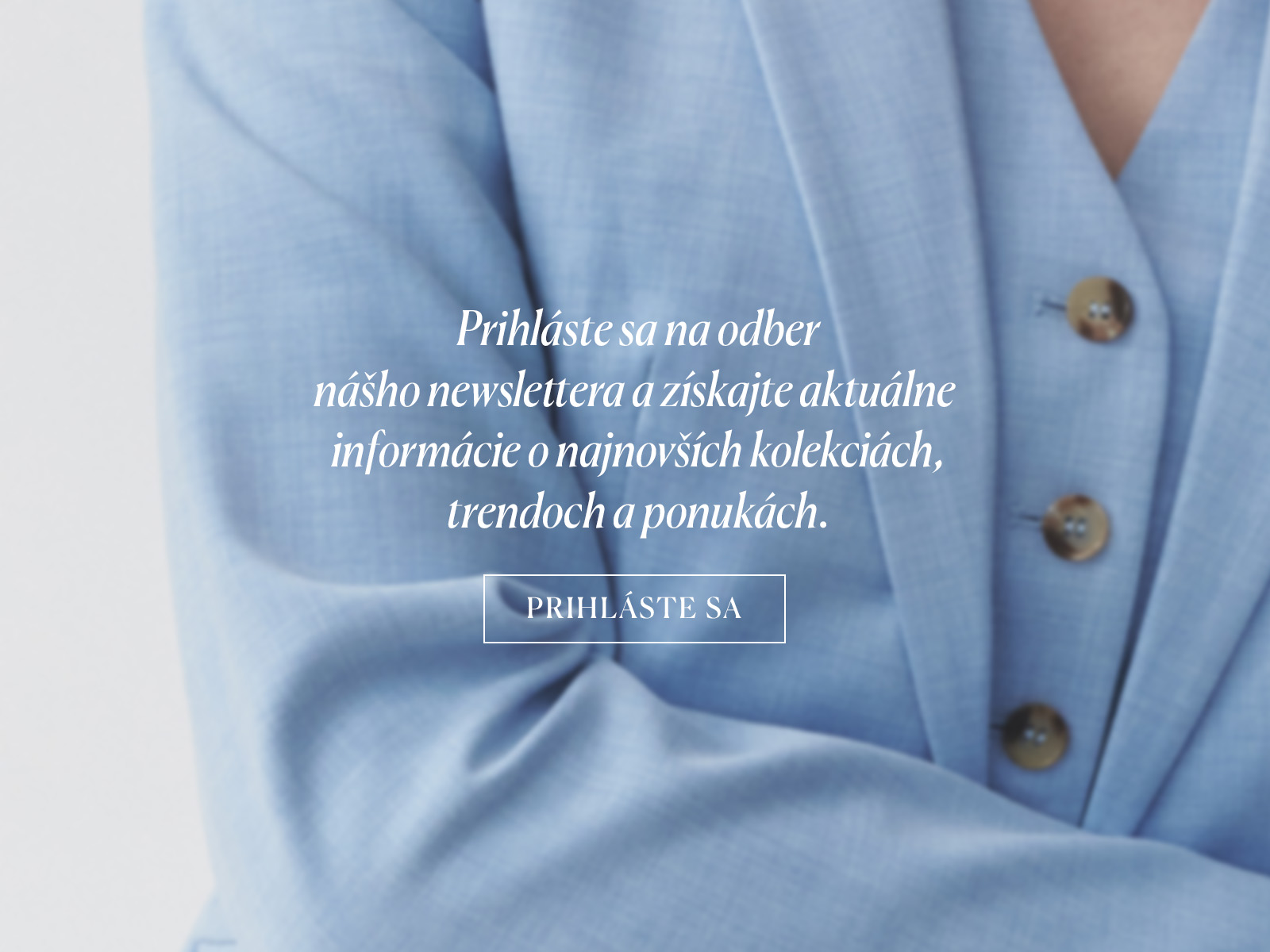 Detail rukávu svetlomodrého saka s textom propagujúcim prihlásenie na odber newslettera na pozadí elegantnej látky.