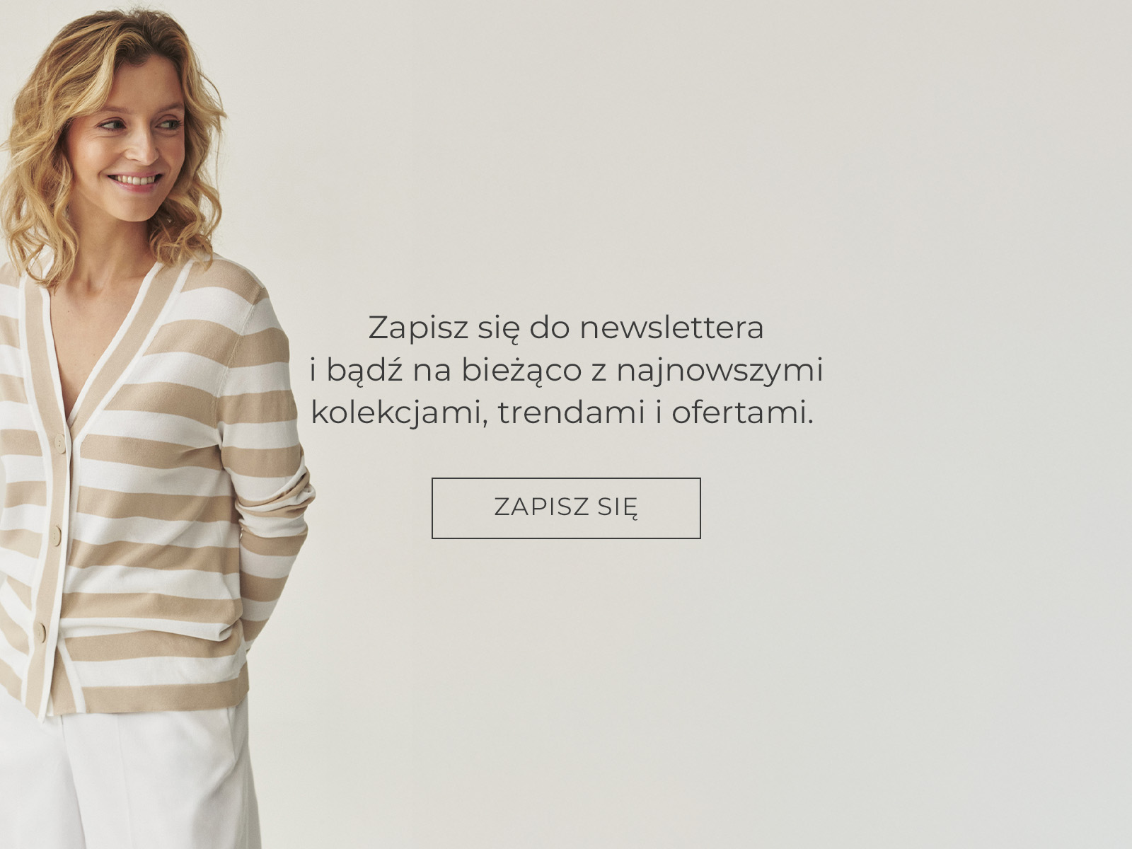 Kobieta w beżowo-białym kardiganie w paski i białych spodniach, obok naniesiony tekst zachęcający do zapisu na newsletter.