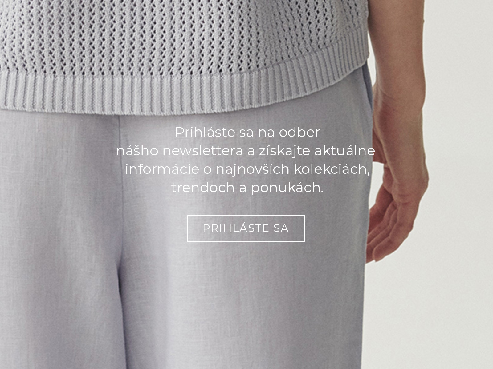 Záber na spodnú časť postavy v štýlizácii s ažúrovým svetrom a voľnými lila nohavicami; s nápisom vyzývajúcim na prihlásenie sa na newsletter