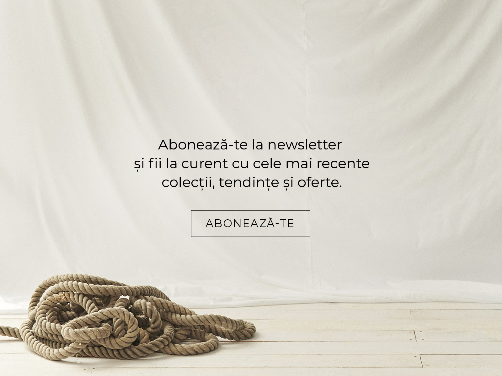 Frânghie bej pe fundal de țesătură albă și invitație de abonare la newsletterul TATUUM.