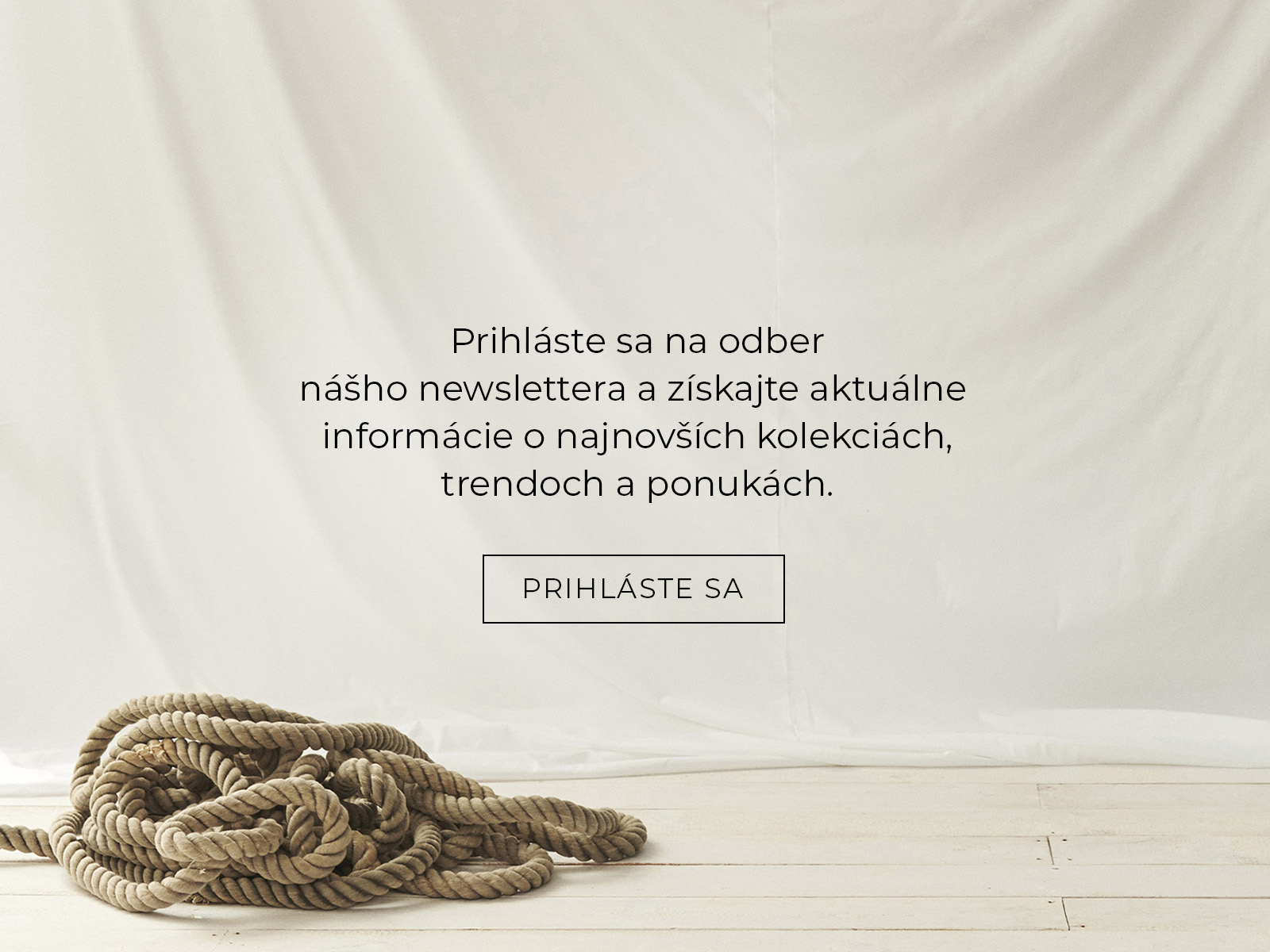 Béžové lano na pozadí bielej látky a výzva na prihlásenie sa k odberu newslettera TATUUM.