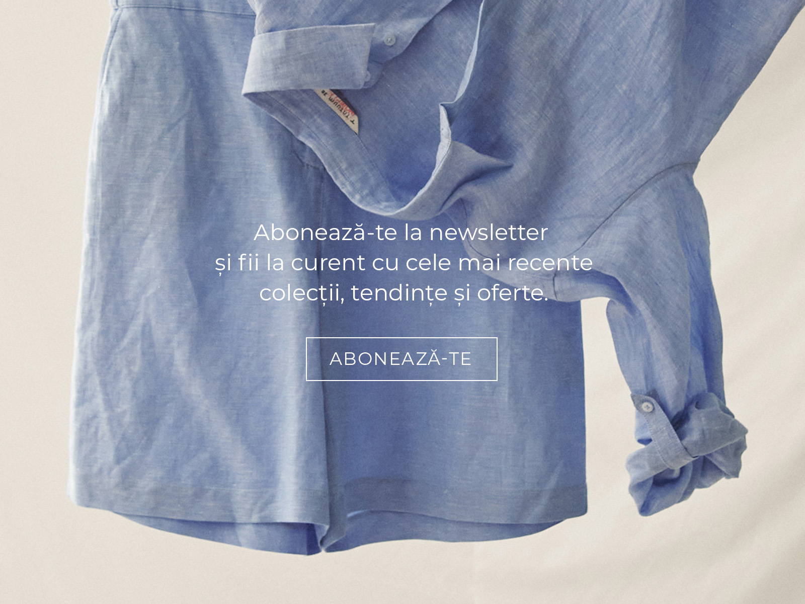 Cămașă și pantaloni scurți din in albastru, cu text care invită la abonarea la newsletter cu informații despre colecții, tendințe și oferte.
