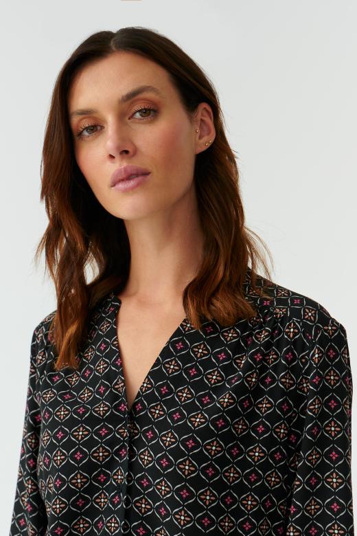 PATTERNED LADIES’ BLOUSE WITH A STAND-UP COLLAR KLERI