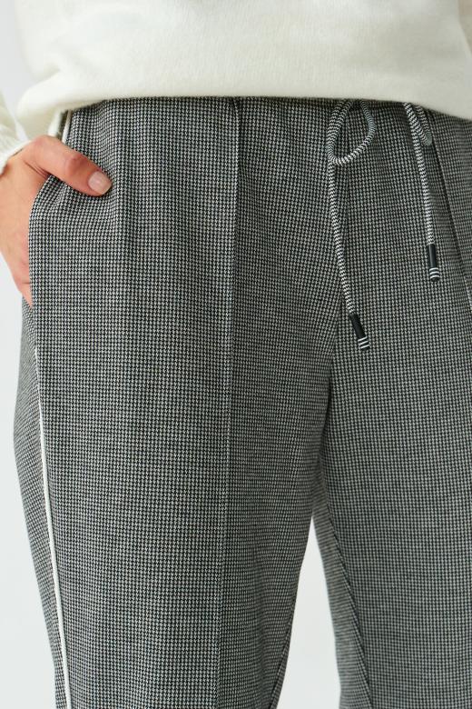 PANTALONI DE DAMĂ DIN TRICOT CU PĂTRĂȚELE MICI BIZO