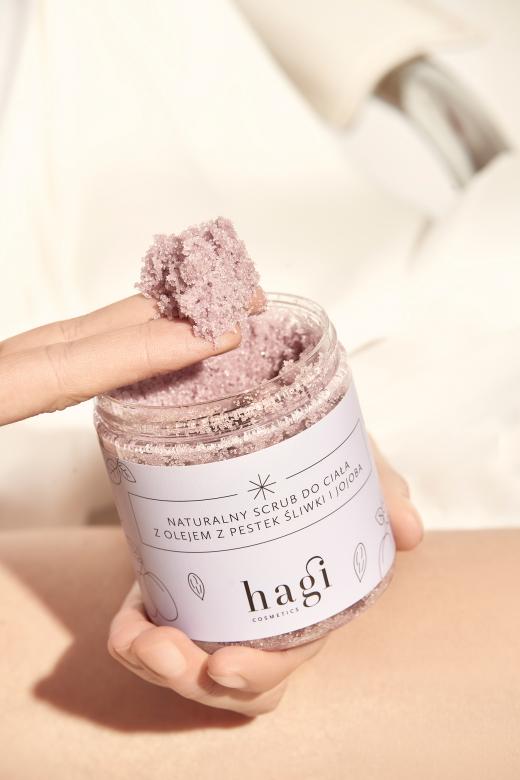 NATURALNY SCRUB DO CIAŁA Z OLEJEM Z PESTEK ŚLIWKI I JOJOBA